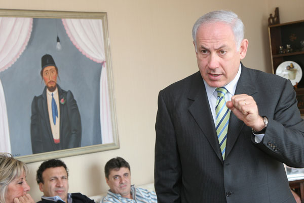 Benjamin Netanyahu, former and future Prime Minister of Israel in 2007, speaking to Russian businessmen in Brooklyn.